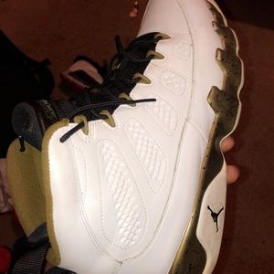 Statue 9s size 11